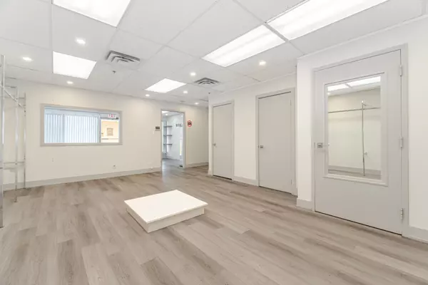 Aurora, ON L4G 2N9,126 Wellington ST W #212