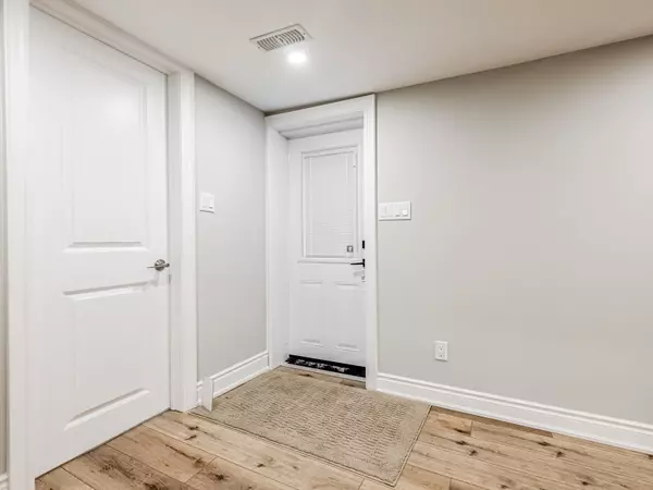 Toronto W06, ON M8V 3H4,60 Thirteenth ST #Lower