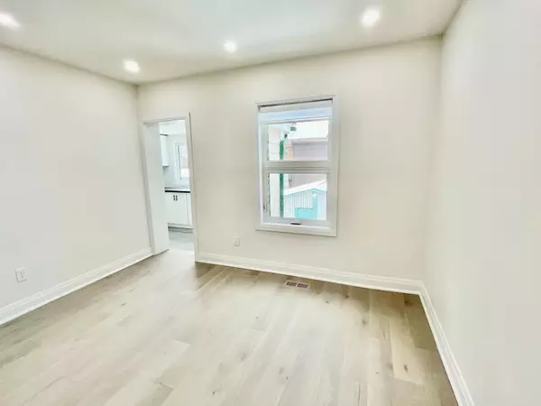 Toronto W03, ON M6E 3V4,20 St Clair GDNS #Upper