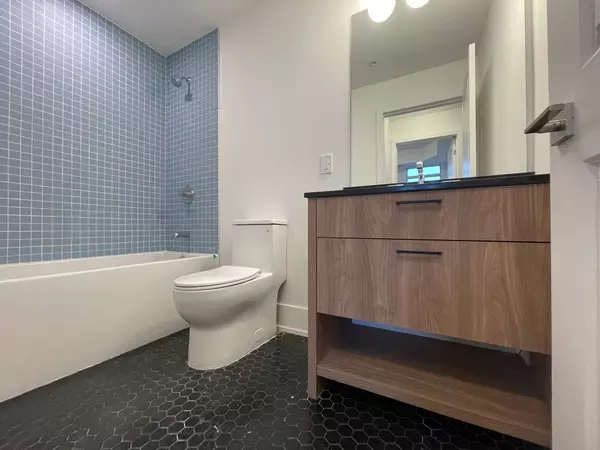 Hamilton, ON L8P 1A5,206 King ST W #1209