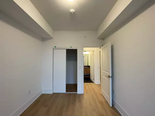 Hamilton, ON L8P 1A5,206 King ST W #1209