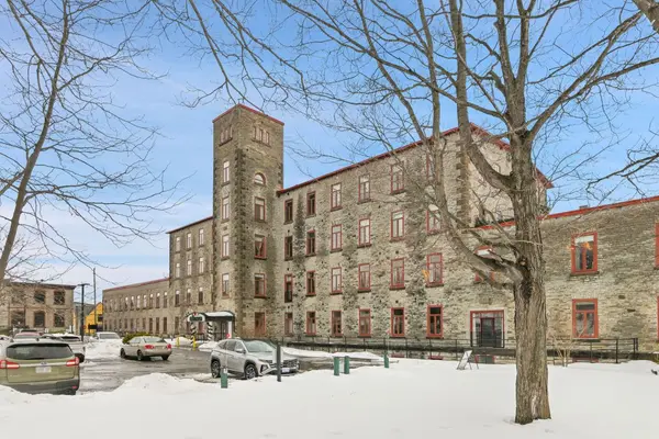 Mississippi Mills, ON K0A 1A0,1 Rosamond ST E #319