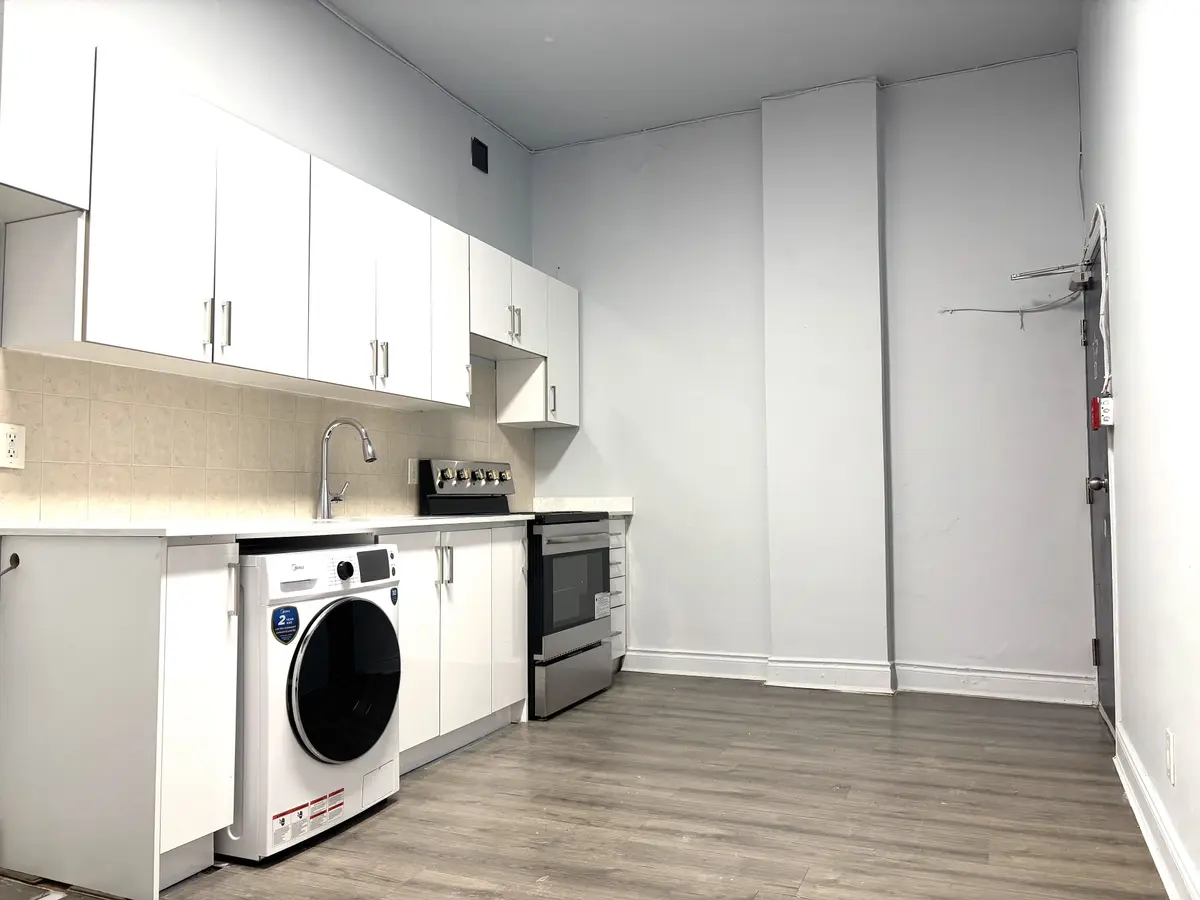 Toronto C01, ON M5V 2B4,527 Queen ST W #2A