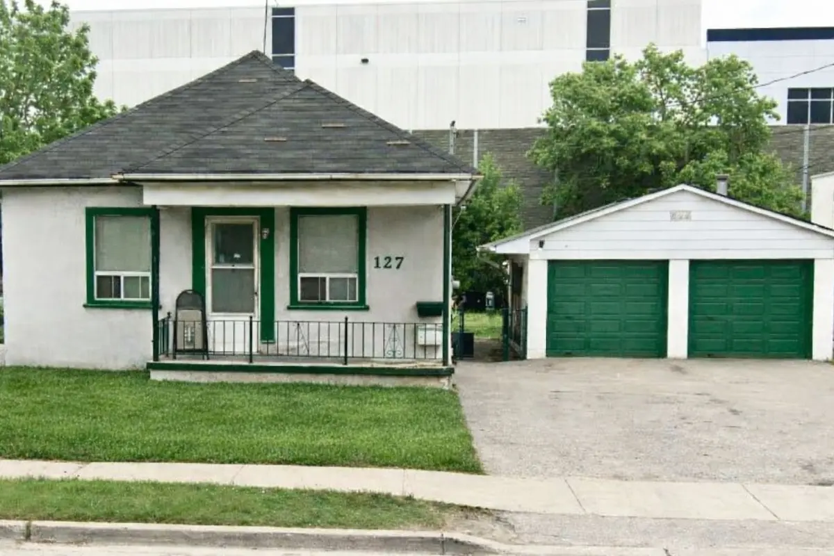 Toronto W06, ON M8W 3C3,127 Thirtieth ST