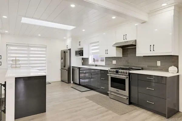 2710 Victor St, Victoria, BC V8R 4E4