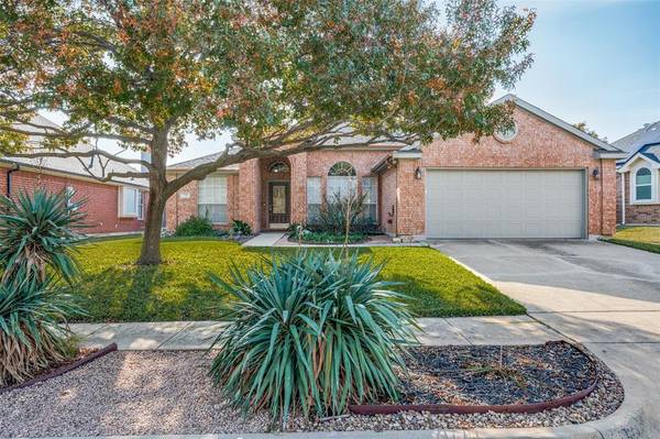 730 W Lonesome Dove Trail, Arlington, TX 76001