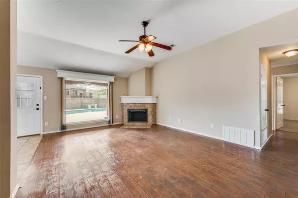 Arlington, TX 76001,730 W Lonesome Dove Trail