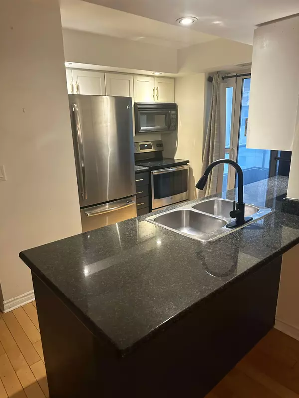 Toronto C01, ON M5V 3P6,250 Wellington ST W #841