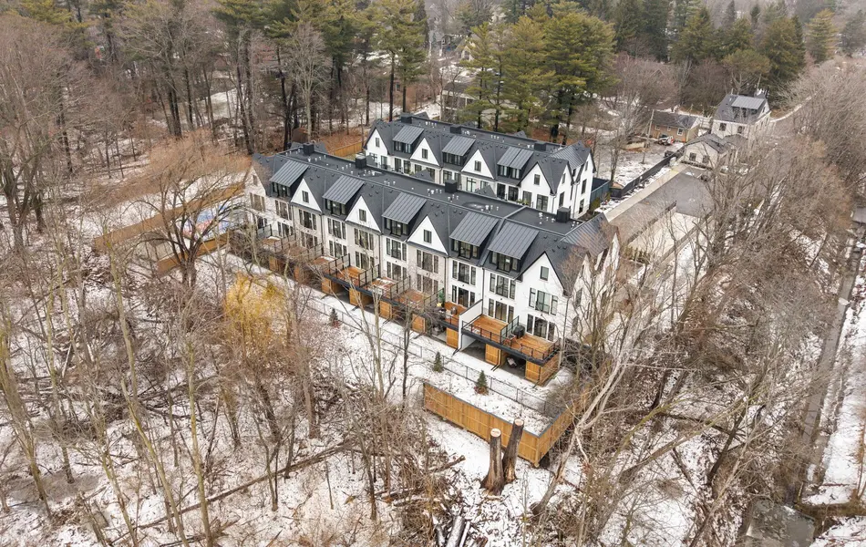 1136 Mona RD #4, Mississauga, ON L5G 0C8