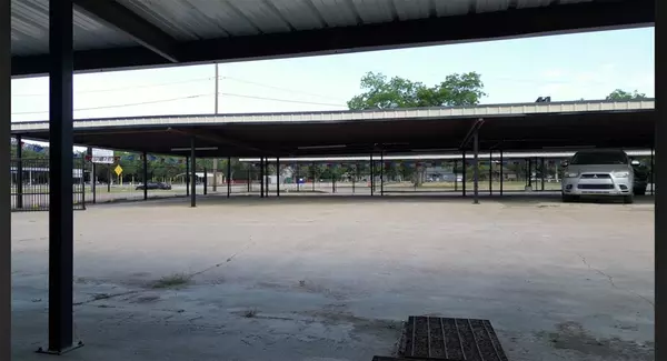 Cleburne, TX 76031,1301 E Henderson Street