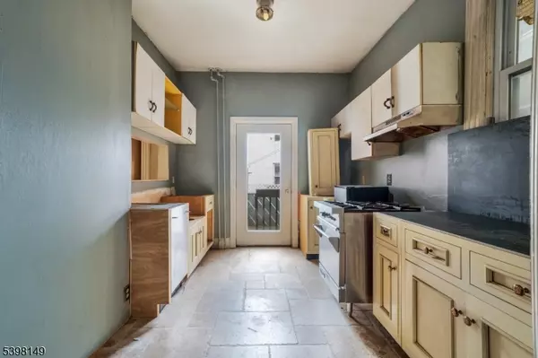 Weehawken Twp., NJ 07086,214 Angelique St