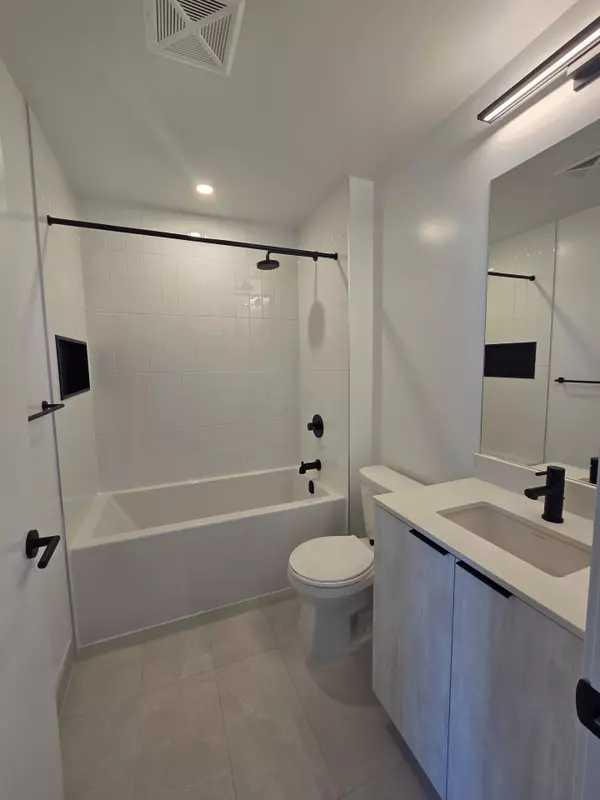 Mississauga, ON L5M 2V8,2495 Eglinton AVE W #2009