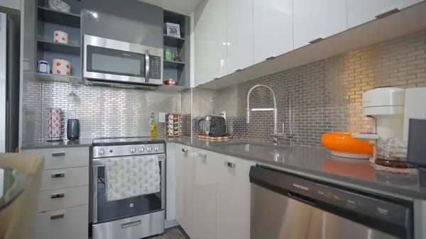 Toronto W05, ON M3J 0H1,10 De Boers DR #1205