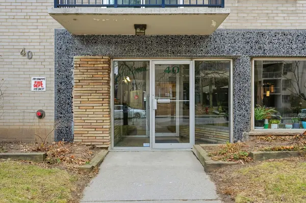 Hamilton, ON L8P 1Y9,40 Robinson ST #308