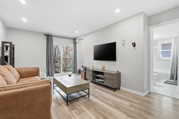 Hamilton, ON L8P 1Y9,40 Robinson ST #308