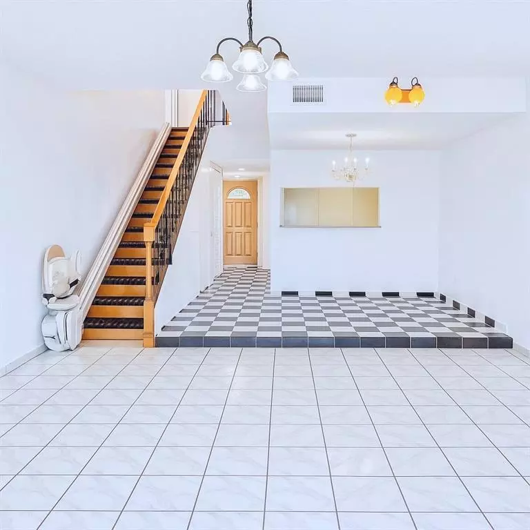 Hialeah, FL 33012,824 W 41st St #52