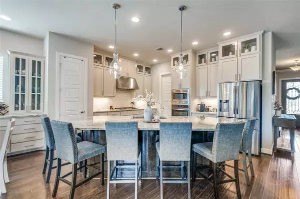 905 Crystal Oak Lane,  Arlington,  TX 76005