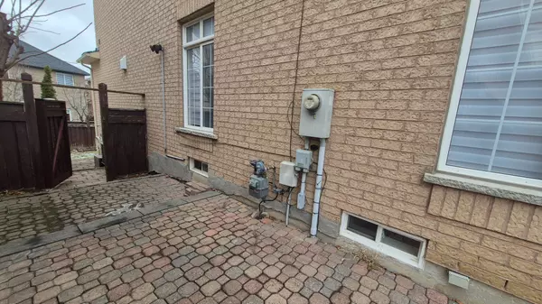 Vaughan, ON L4H 2E3,32 Signet WAY #Basement Apartment