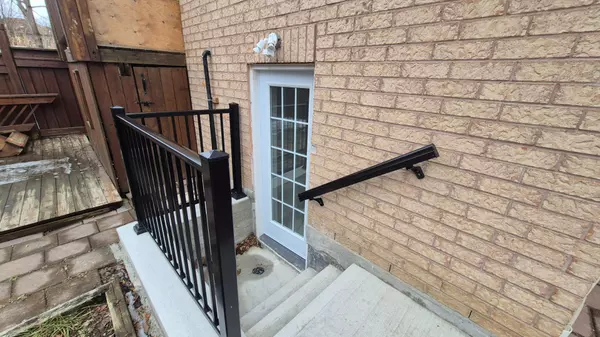 Vaughan, ON L4H 2E3,32 Signet WAY #Basement Apartment