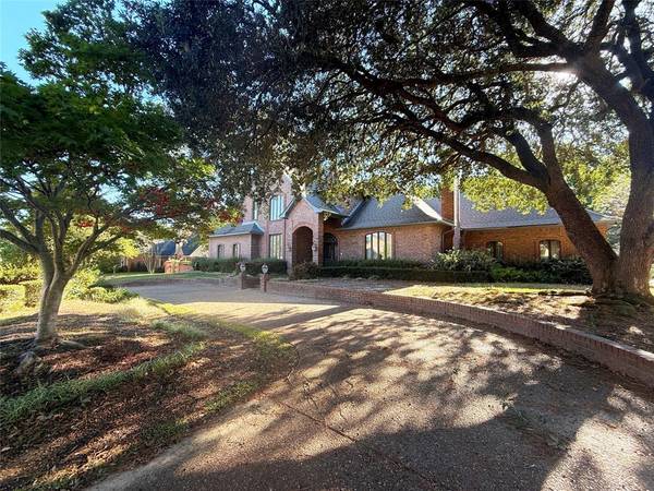 1606 Woodlands Drive,  Tyler,  TX 75703