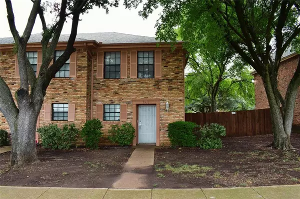 7415 Kingswood Drive, Fort Worth, TX 76133