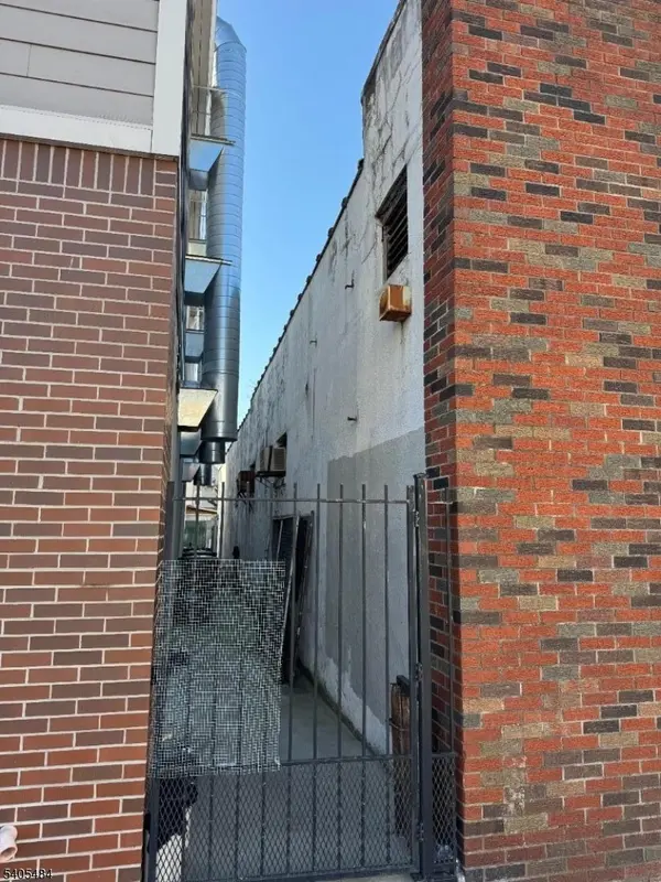 Elizabeth City, NJ 07206,506 Elizabeth Ave