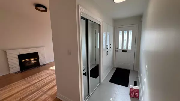 Toronto C13, ON M3C 2E7,66 Paperbirch DR #B