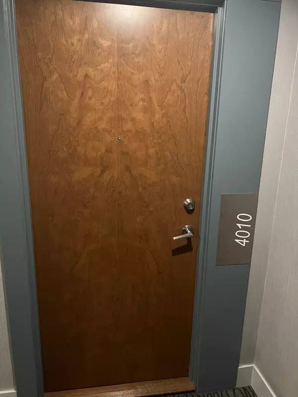 Toronto W06, ON M8V 3X9,2212 Lakeshore BLVD W #4010