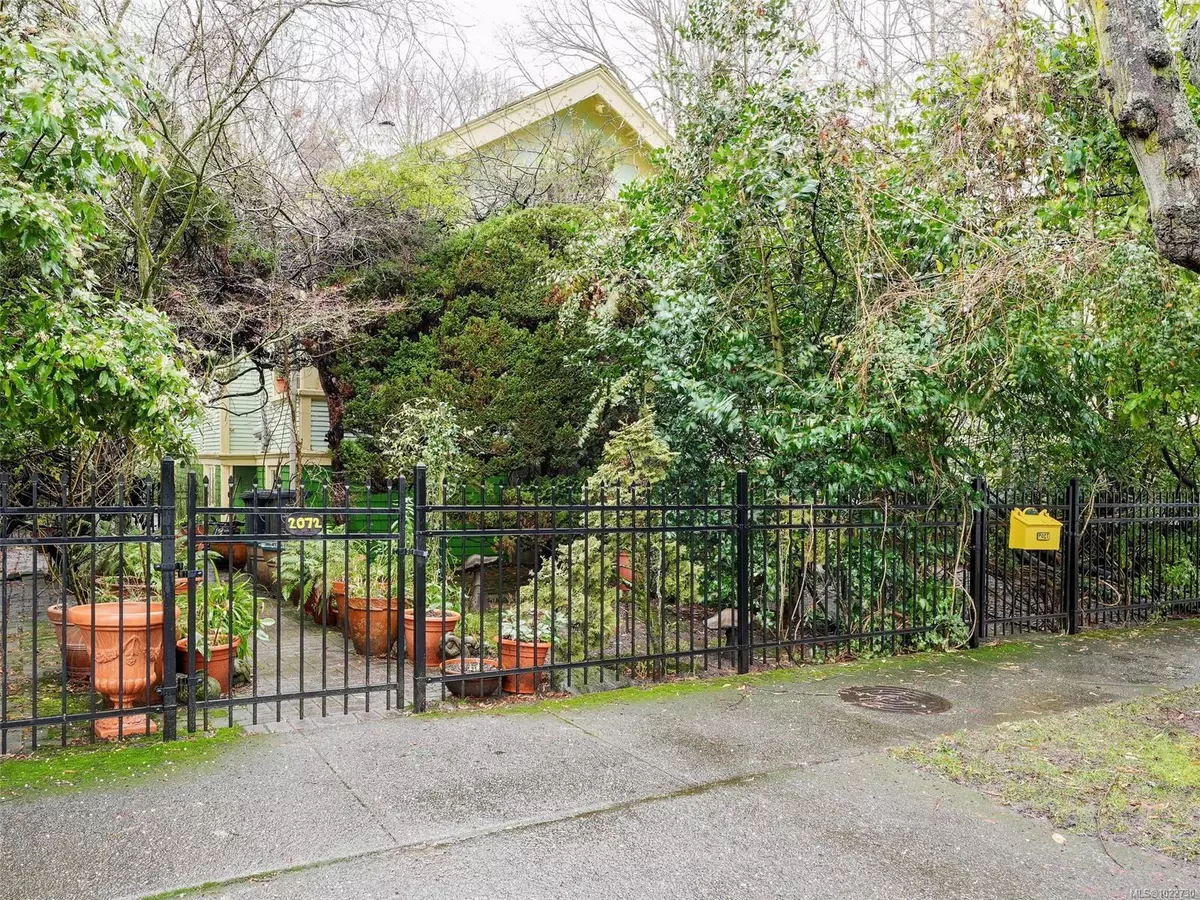 Oak Bay, BC V8R 1H7,2072 Chaucer St