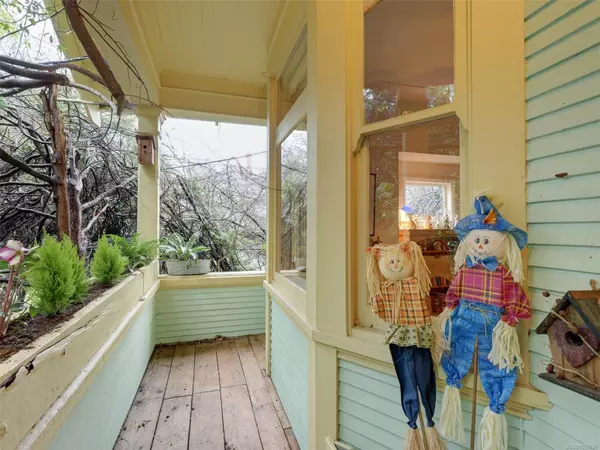 Oak Bay, BC V8R 1H7,2072 Chaucer St