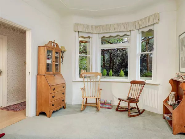 Oak Bay, BC V8R 1H7,2072 Chaucer St