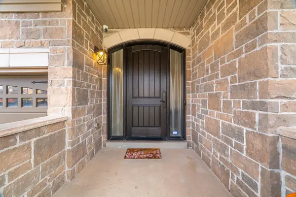 Oakville, ON L6H 0J6,2118 Vineland CRES