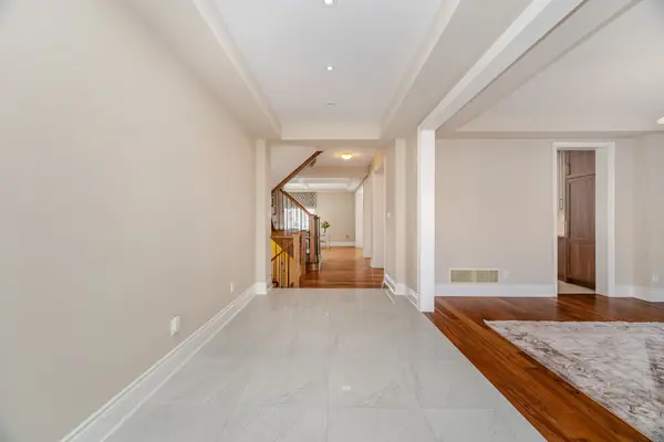 Oakville, ON L6H 0J6,2118 Vineland CRES