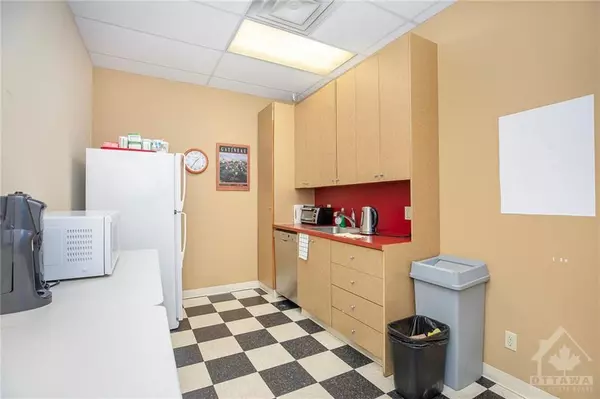 Country Place - Pineglen - Crestview And Area, ON K2E 8A9,6 ANTARES DR #100