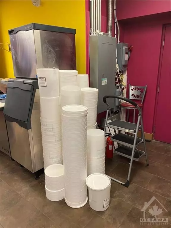 Ottawa Centre, ON K1R 7Y7,407 LAURIER AVE W #22A