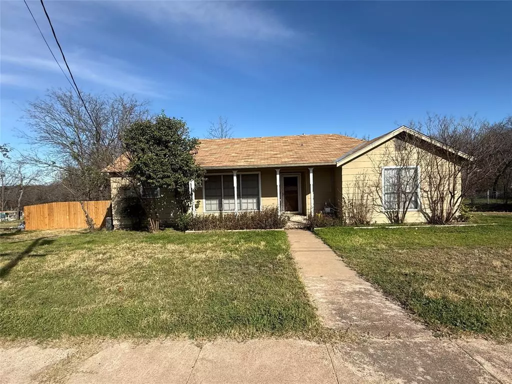 Hamilton, TX 76531,609 E Henry
