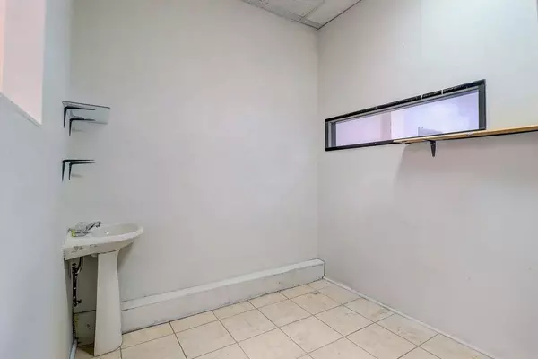 Toronto E03, ON M4B 1N4,2877 St Clair AVE E