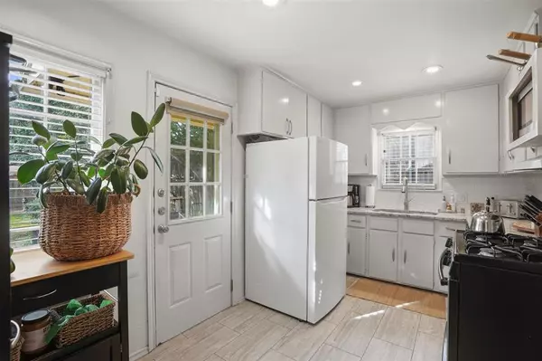 Dallas, TX 75220,9841 Lakemont Drive