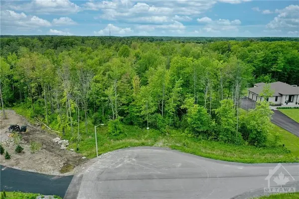 212 TERBOL CT #21, Kanata, ON K2W 0E7