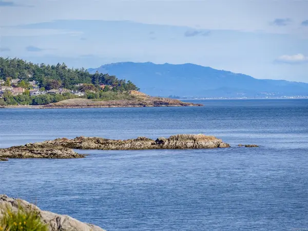 Saanich, BC V8N 1X5,2550 Queenswood Dr