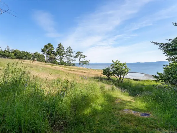 Saanich, BC V8N 1X5,2550 Queenswood Dr