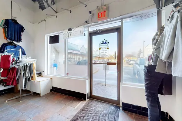 Vaughan, ON L4K 5A3,9222 Keele ST #12