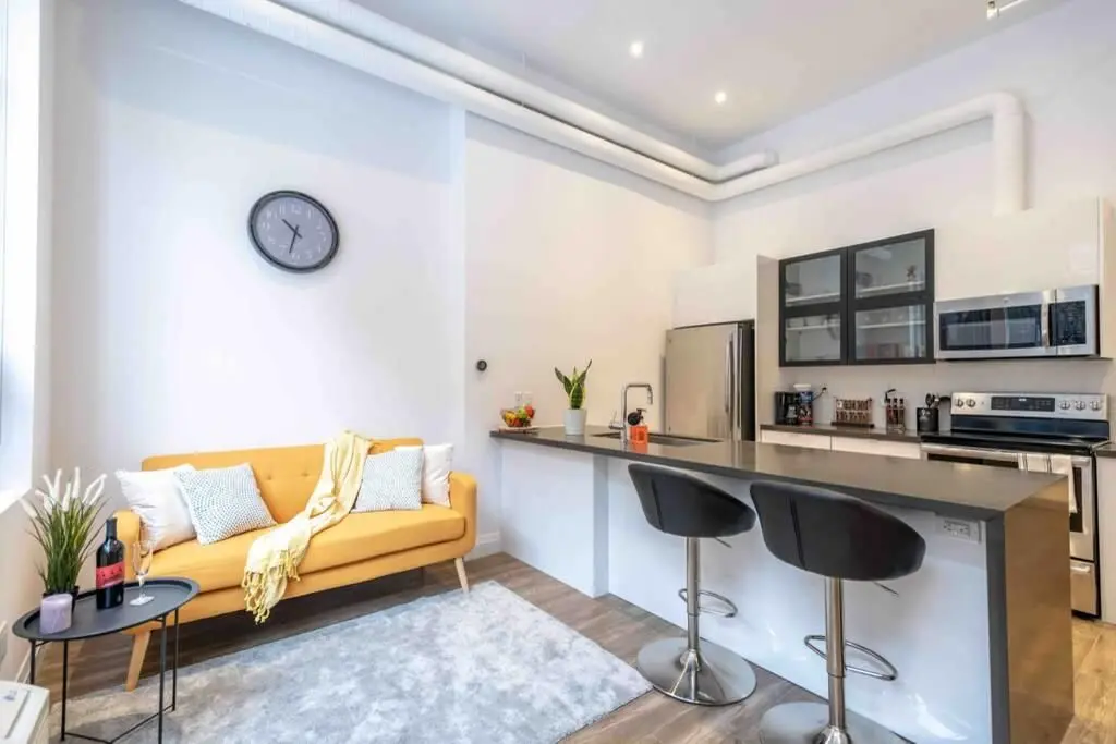 Hamilton, ON L8P 4K7,220 Dundurn ST S #328