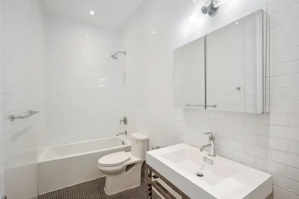 Hamilton, ON L8P 4K7,220 Dundurn ST S #121