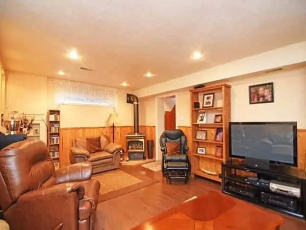 1602 Coram CRES #Lower, Mississauga, ON L4X 1K9