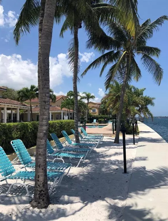 1040 Lake Shore Dr #206, West Palm Beach, FL 33403