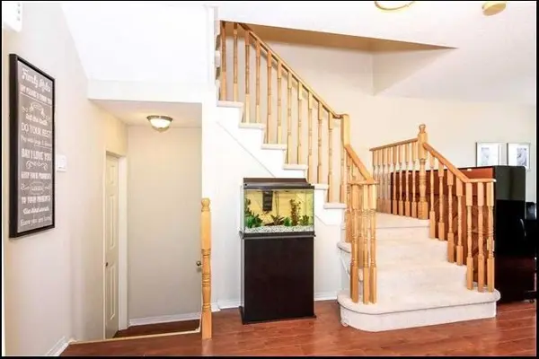 Toronto E10, ON M1C 5E9,92 Bridgeport DR