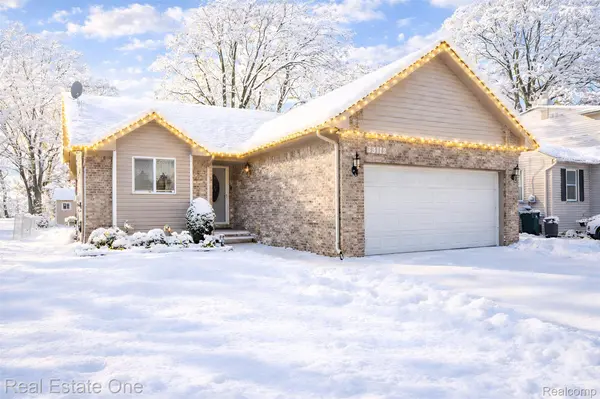 St. Clair Shores, MI 48082,33119 Robeson ST