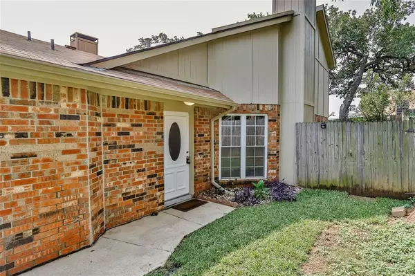 Euless, TX 76040,116 Main Place