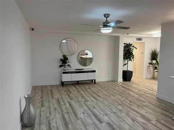 North Miami, FL 33181,11685 Canal Dr #304